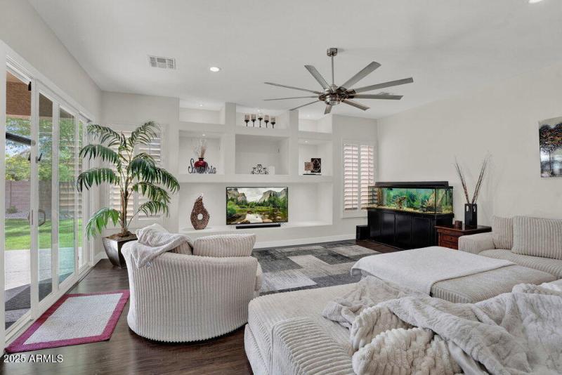 013_15-web-or-mls-2209_leo_place-11_97