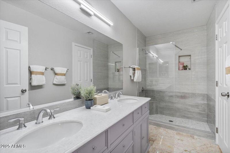 Upstairs 2nd bath