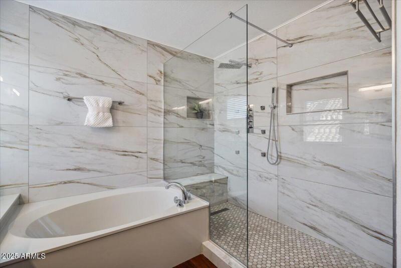 Primary shower.tub