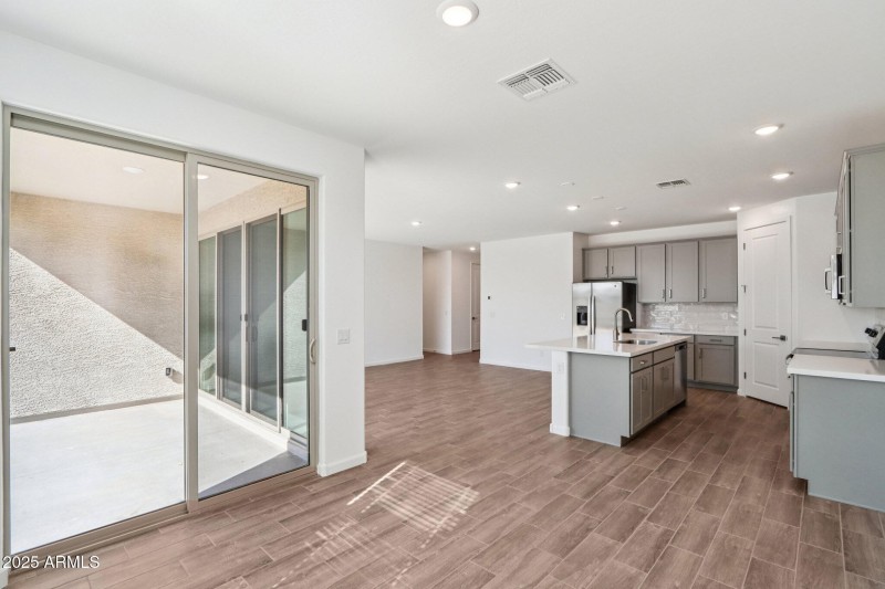 6-web-or-mls-W Camden Ave-S0711-006