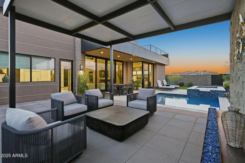 004_Twilight Covered Patio