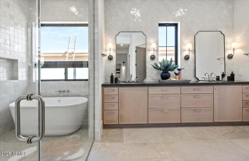 Primary En Suite w Wet Room