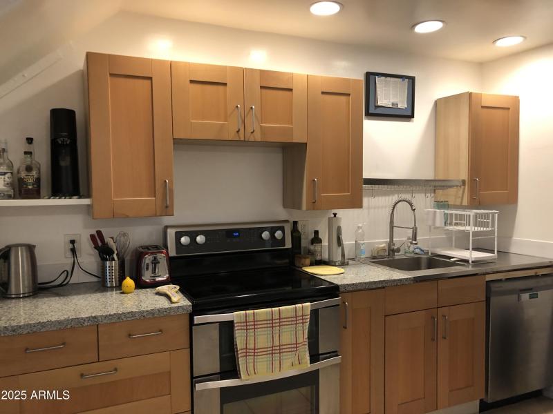 Kitchen w granite countertops