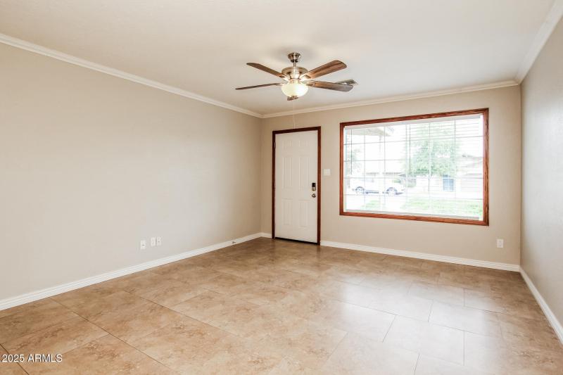 002-photo-living-room-13609755