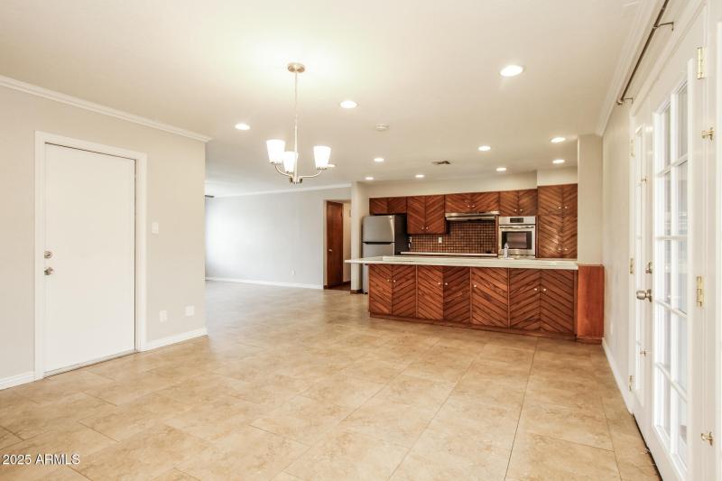 005-photo-dining-room-13609759