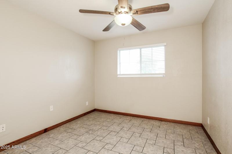 011-photo-bedroom-13609749