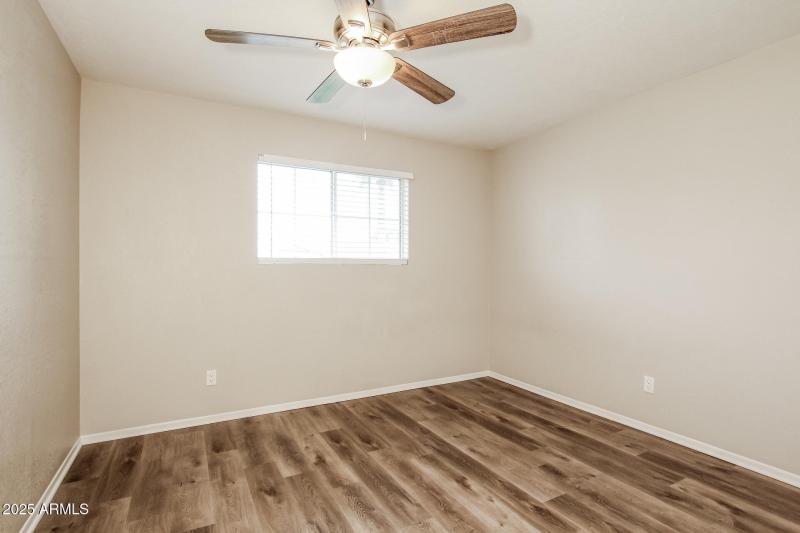 012-photo-bedroom-13609750