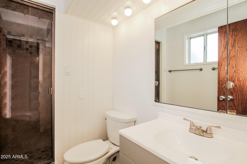 013-photo-bathroom-13609747