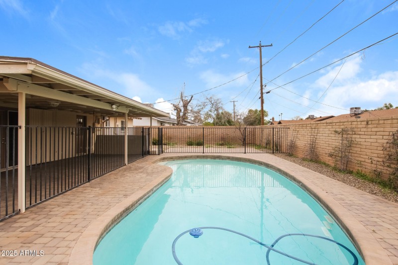 014-photo-rear-view-13609751