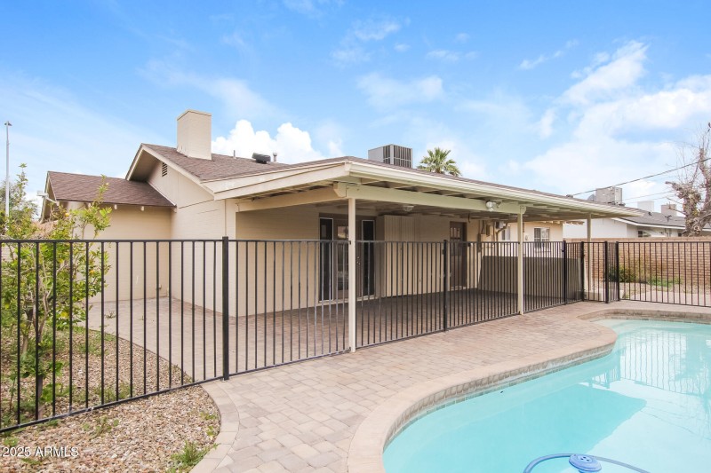 015-photo-rear-view-13609752