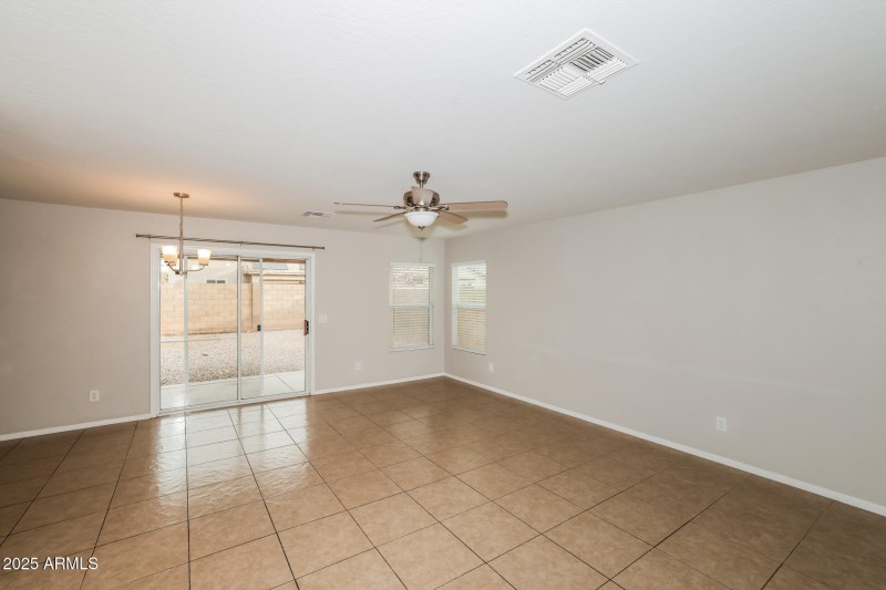 003-photo-living-room-13327391