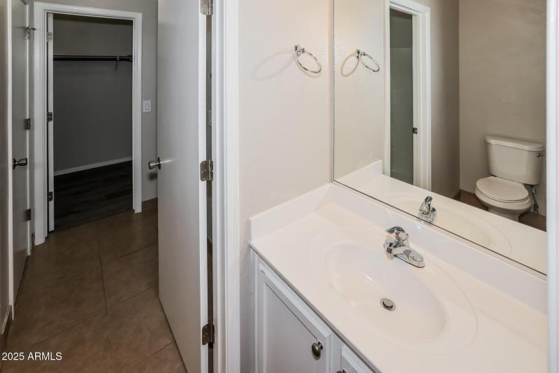 011-photo-main-bathroom-13327384