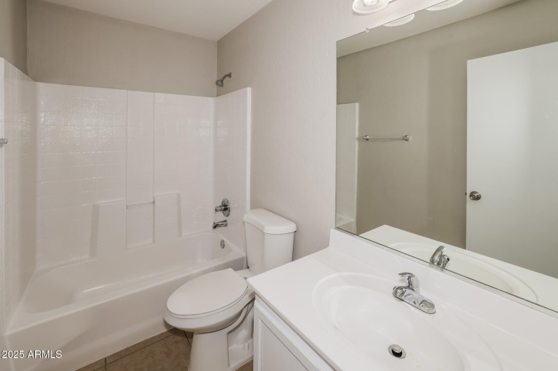 015-photo-bathroom-13327386