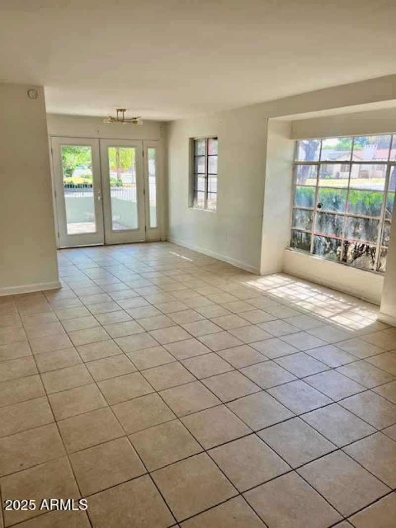 1321 S College Livingroom and Breakfast