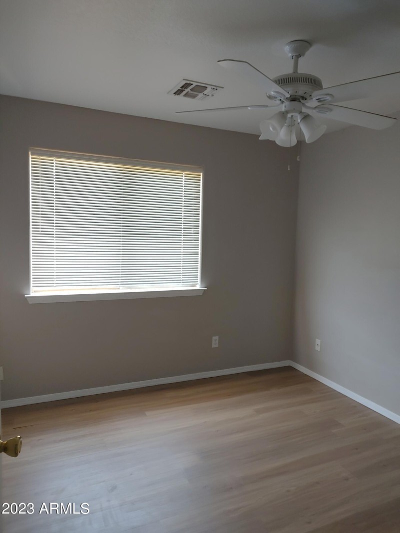 2nd bedroom with ceiling fan