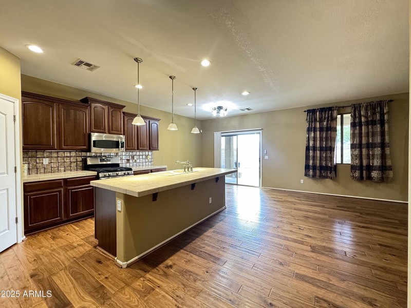 KITCHEN BREAKFAST BAR