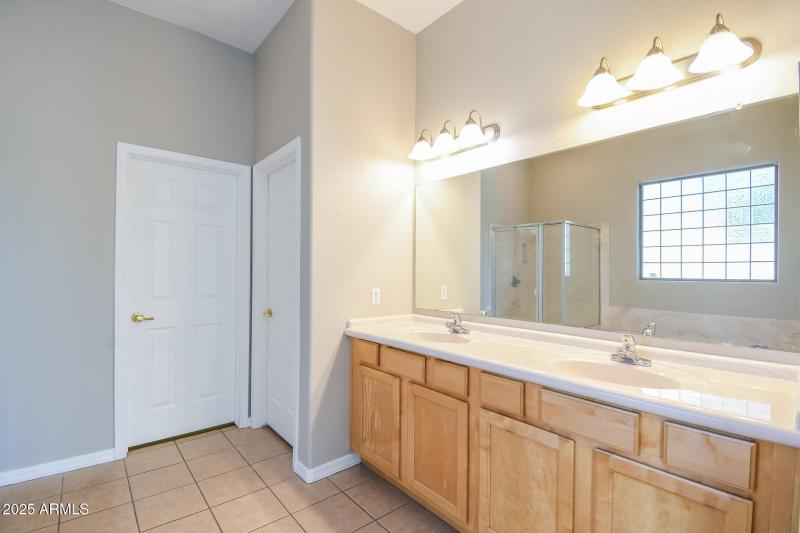 11-photo-Main-Bathroom-e146180b-d0e3-498