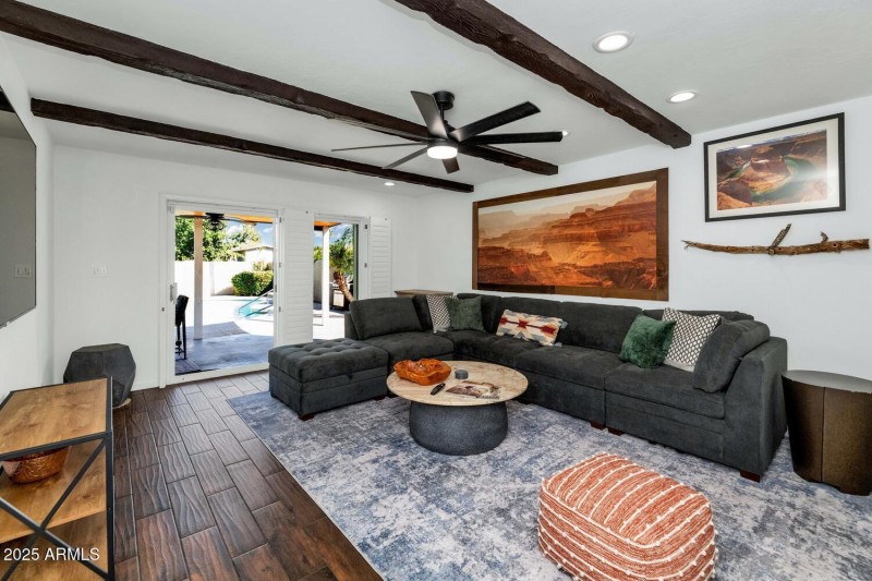 3234 E Larkspur Dr-large-011-018-TOD0996