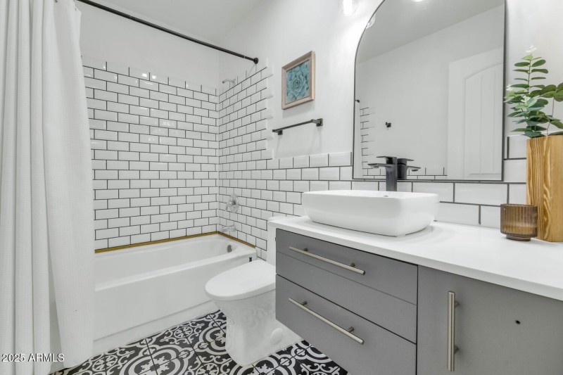 3234 E Larkspur Dr-large-019-022-TOD1006