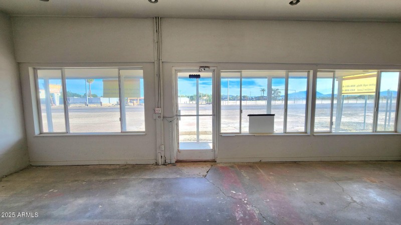 3-1 Store front/Showroom