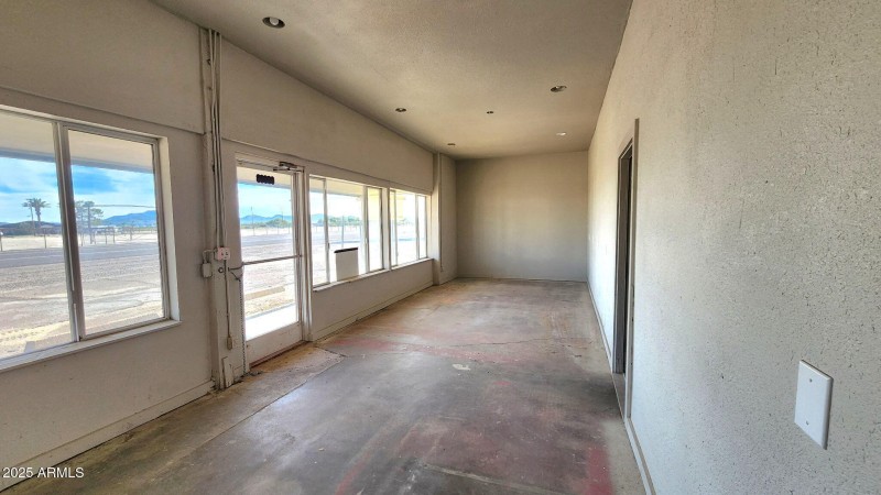 3-3 Storefront/Showroom