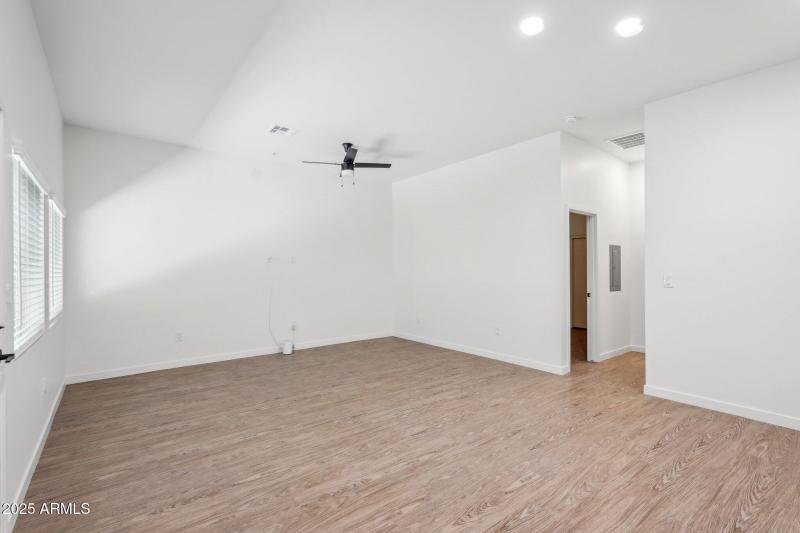 6-web-or-mls-3031 W Northern Ave Unit 10