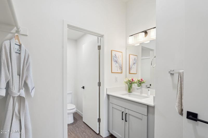 37-web-or-mls-13-print-3031-W-Northern-A