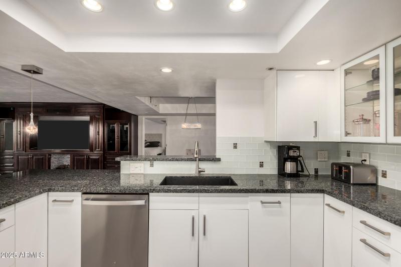 OPEN SPACIOUS KITCHEN