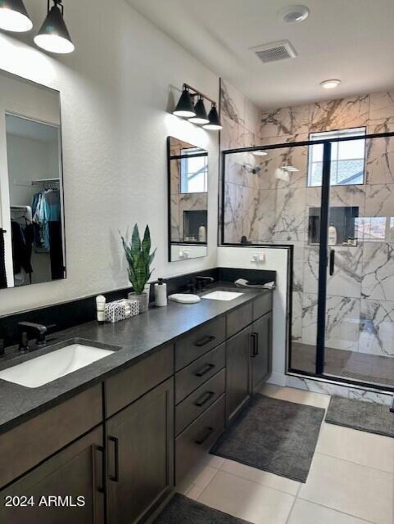 2 undermounted sinks in matte finish gra