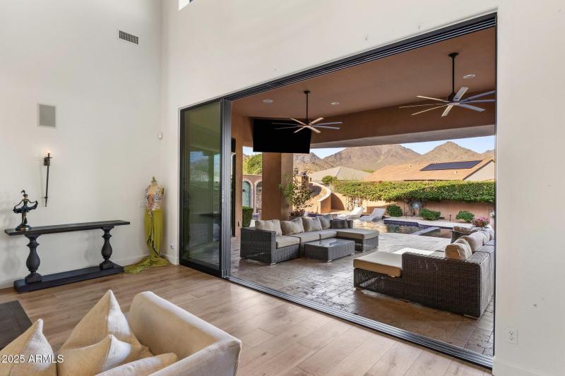 009_Pocket Door wViews