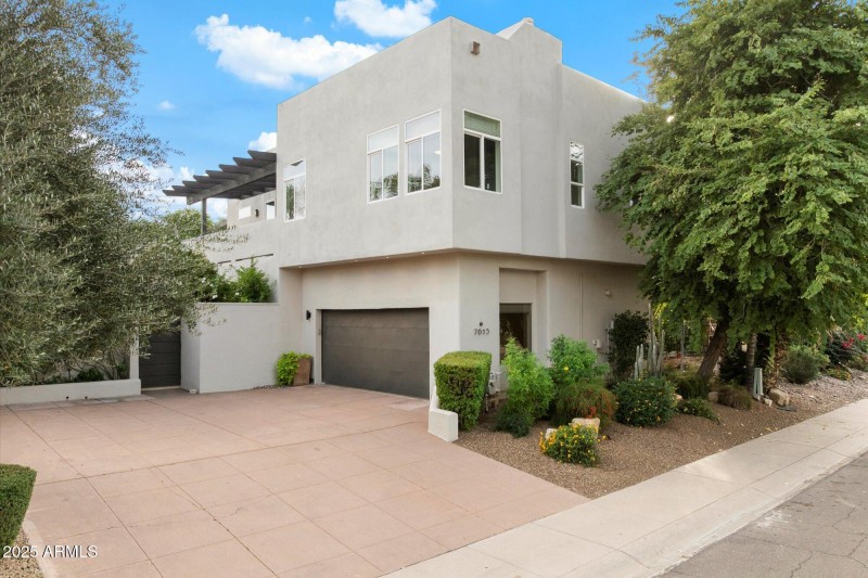 7613 E Via Del Reposo