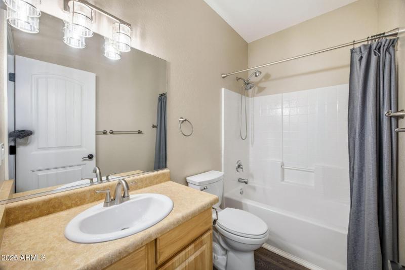 Guest bath with tub/shower