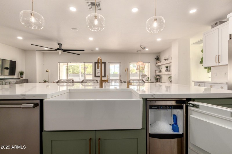 Kitchen w/ ice machine