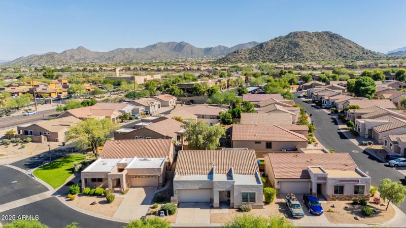 SHOPPING, FREEWAYS & HIKING NEARBY