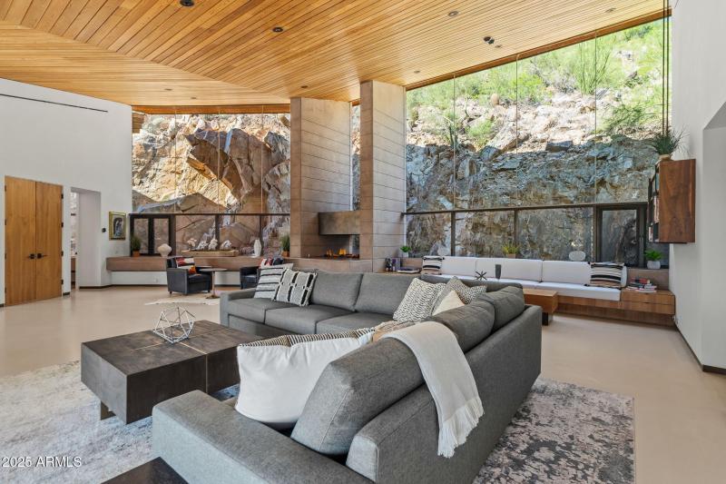 8-web-or-mls-7517 N Moonlight Ln--33