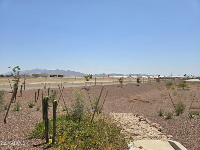 phoenix goodyear airport runway nearby