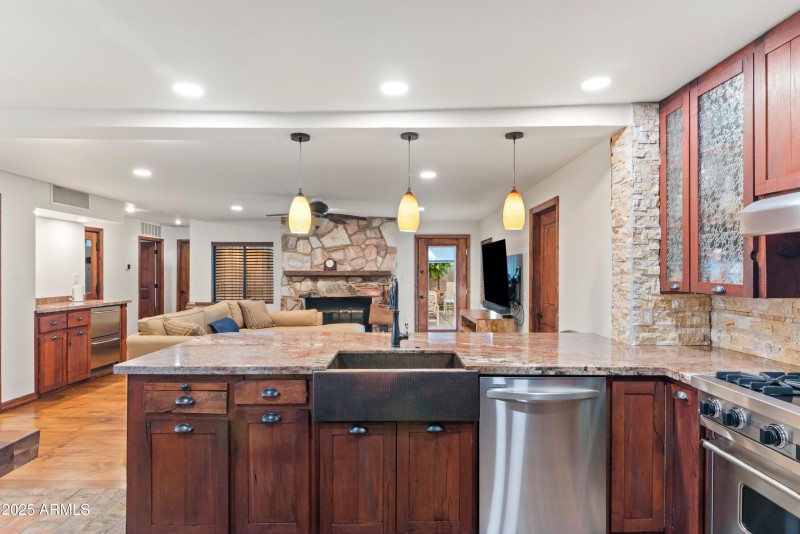 28_7502 n 7th ave-28