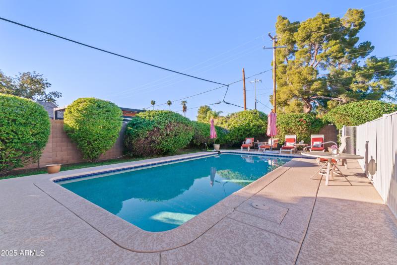 56_7502 n 7th ave-56