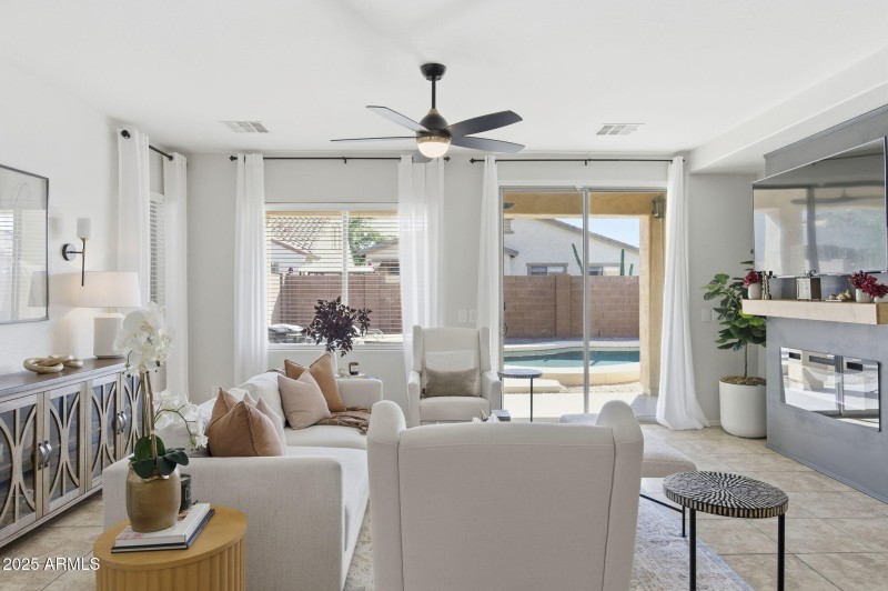 25-web-or-mls-36153 W Merced St-25