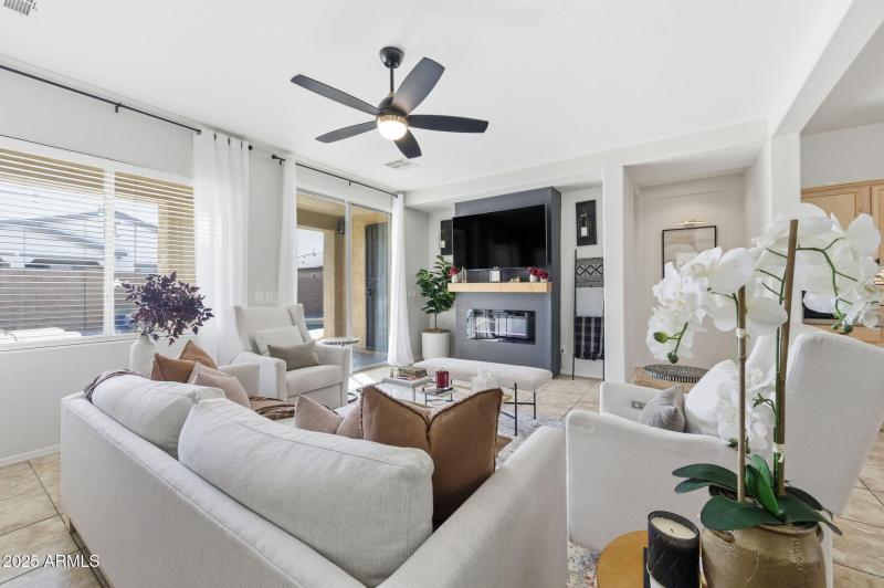 26-web-or-mls-36153 W Merced St-26