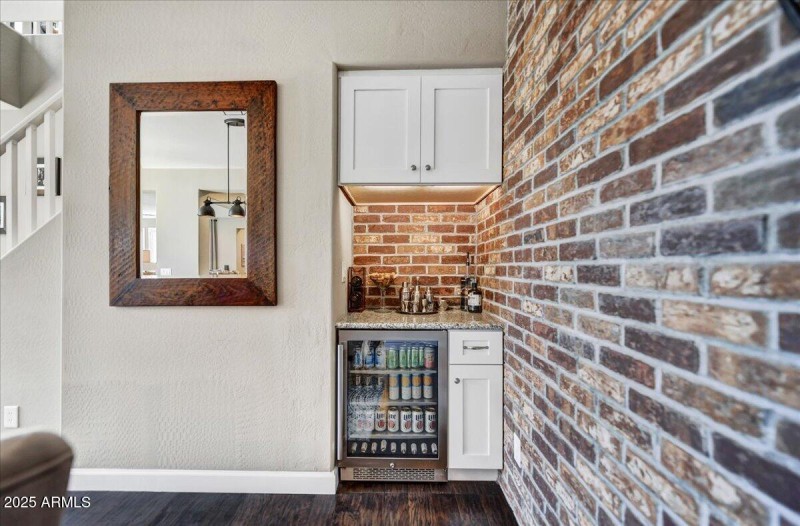 13-Dining Bar Detail