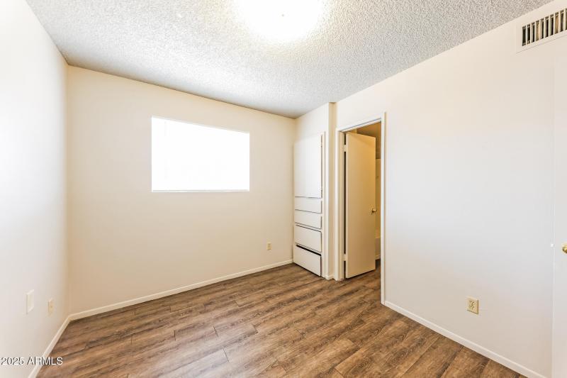 12-photo-Main-Bedroom-2d6d2938-a673-43fb