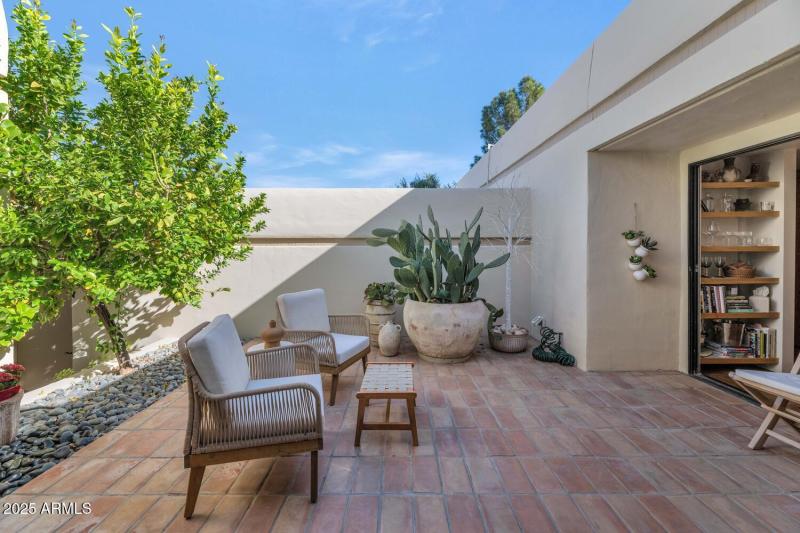 9447 E Calle De Valle Dr-large-013-023-9