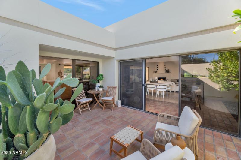 9447 E Calle De Valle Dr-large-014-025-9