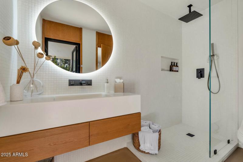 9447 E Calle De Valle Dr-large-022-021-9