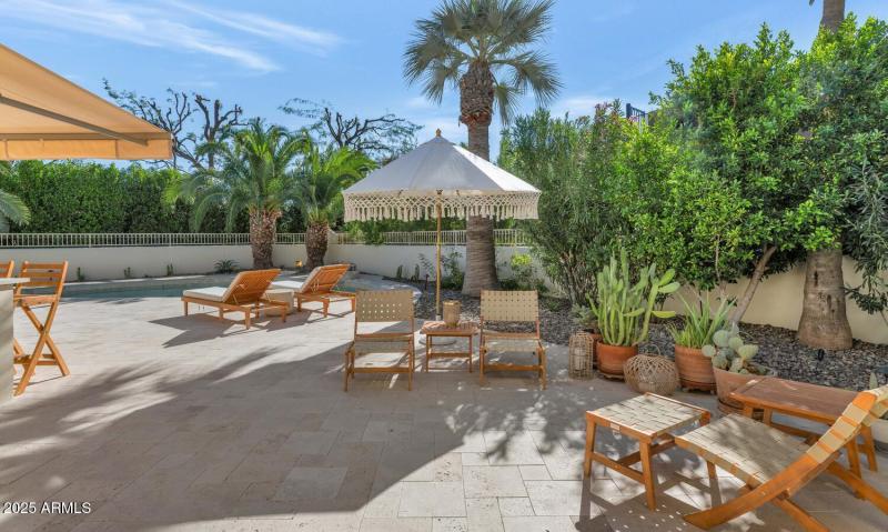 9447 E Calle De Valle Dr-large-035-032-9