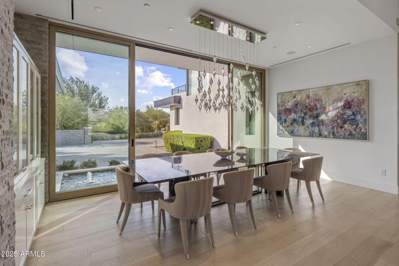 Outdoor Fountain dining Experience