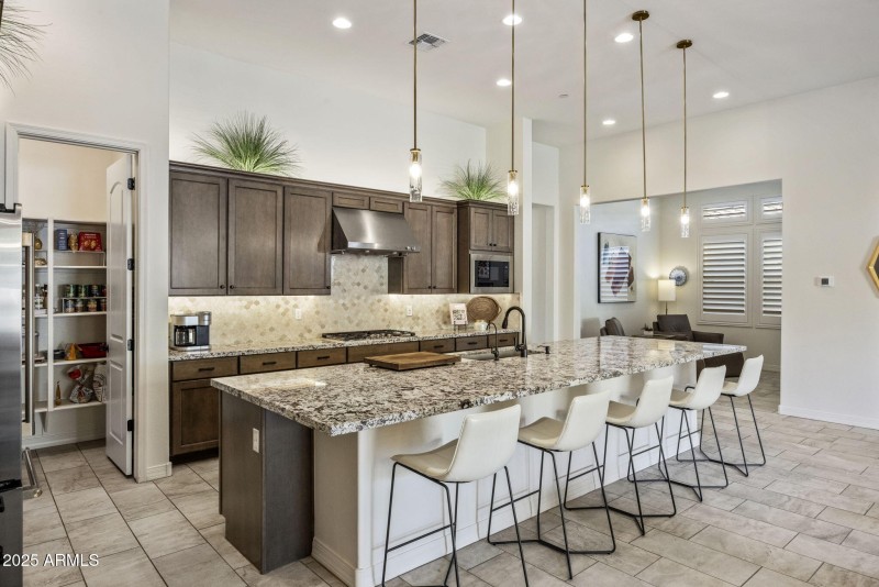 Kitchen breakfast bar