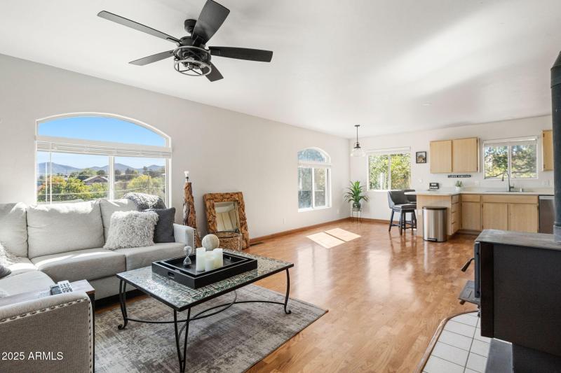 Living Room/Dining