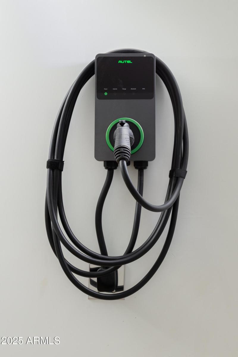 E-V CAR CHARGER